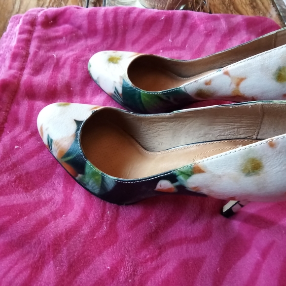 Corso Como 7M beautiful floral heels. - Picture 3 of 3